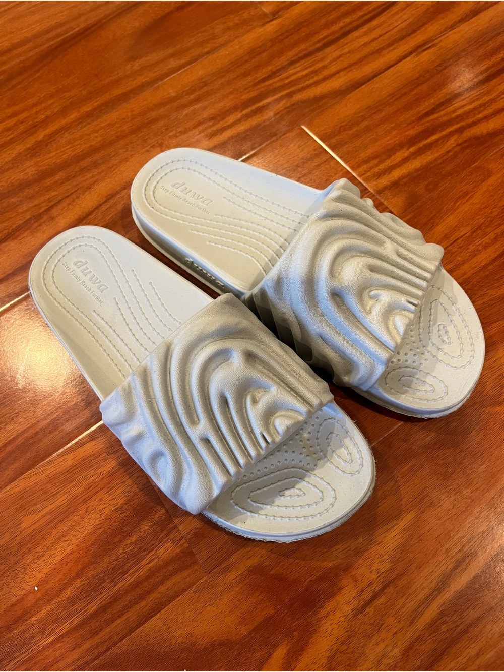 Light Grey Textured Wave Slides -
Size 9.5